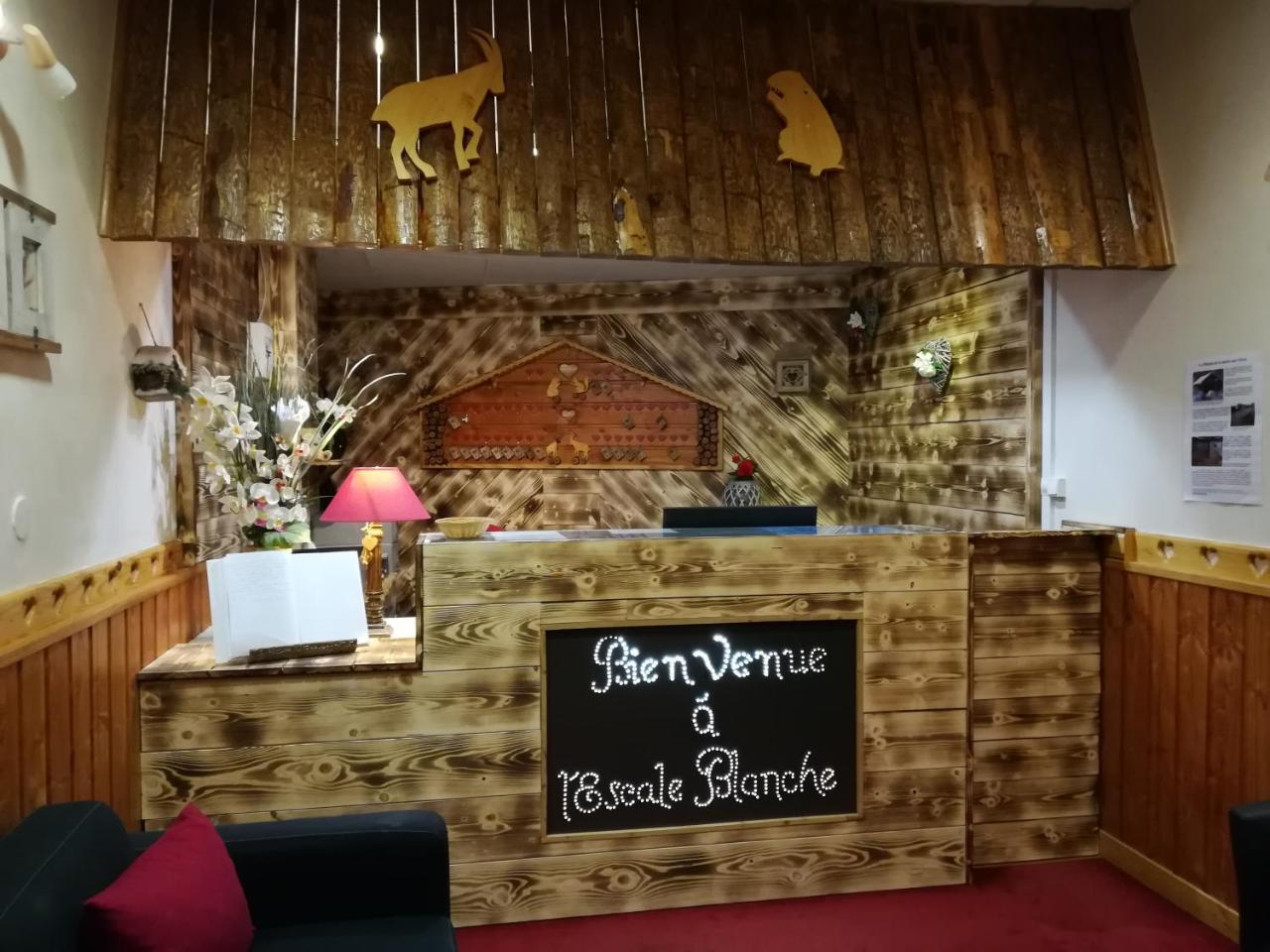 埃斯卡勒布兰奇酒店 莱索尔 外观 照片