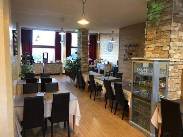 埃斯卡勒布兰奇酒店 莱索尔 外观 照片